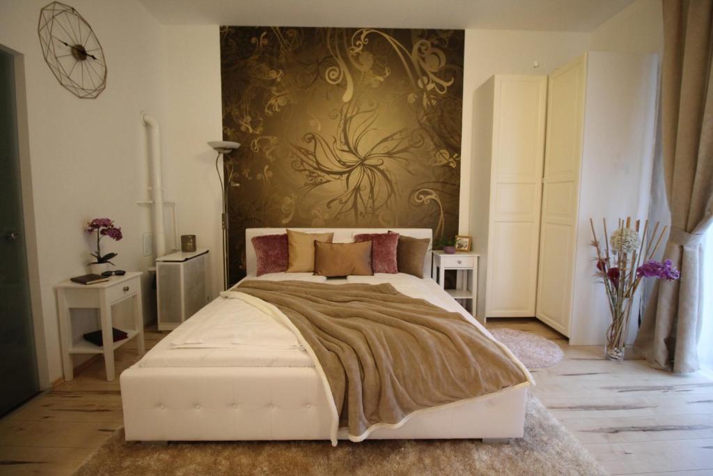 1 dormitorio con 1 cama grande y pared en Amber Dream en Budapest