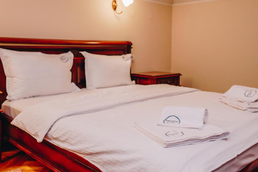 Postel nebo postele na pokoji v ubytování Hotel Madison Kragujevac