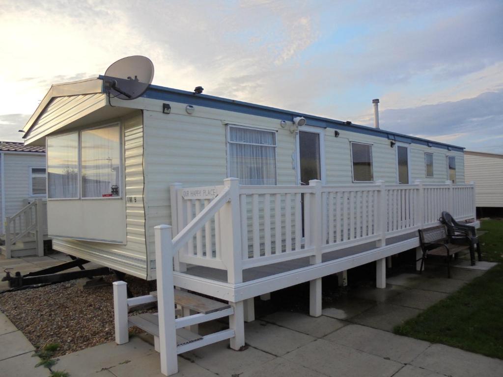 Mobilheim mit einer Veranda und einer Terrasse in der Unterkunft 8 Berth on Golden Palm (Florida GP) in Chapel Saint Leonards