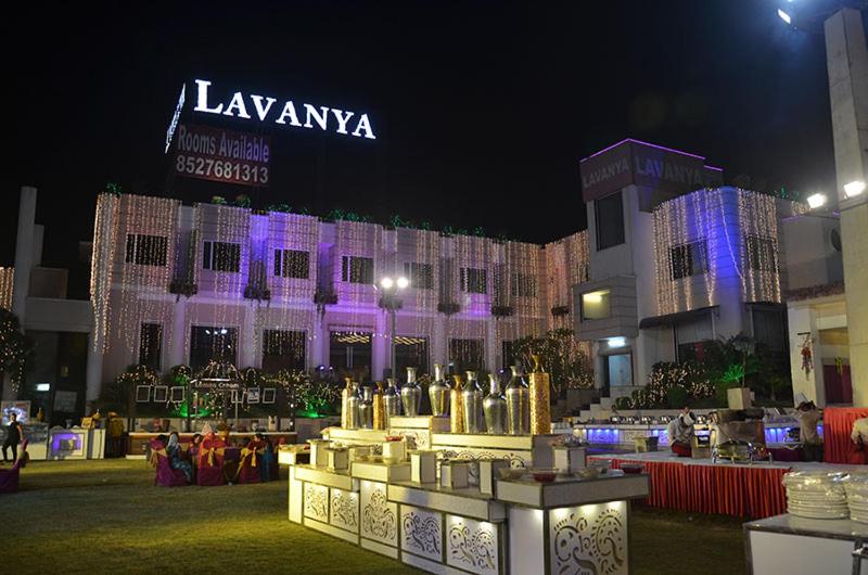 um grande edifício com luzes roxas em frente em Lavanya Hotel- Near Alipur, Delhi em Nova Deli