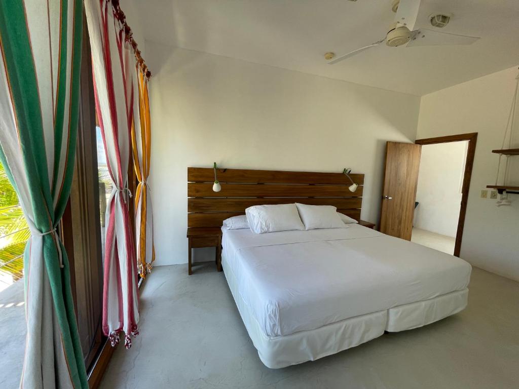 Postel nebo postele na pokoji v ubytování Mi Playa Galapagos Beachfront