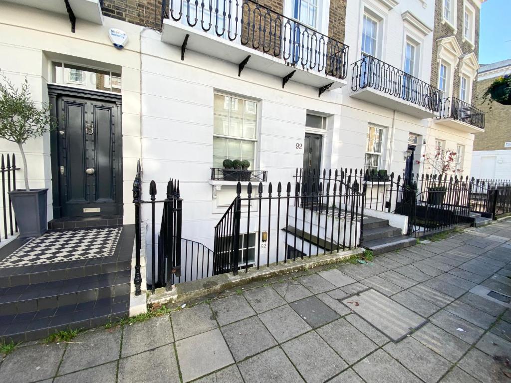 Stylish Maisonette and Studio in Victoria - Two-Bedroom Apartment