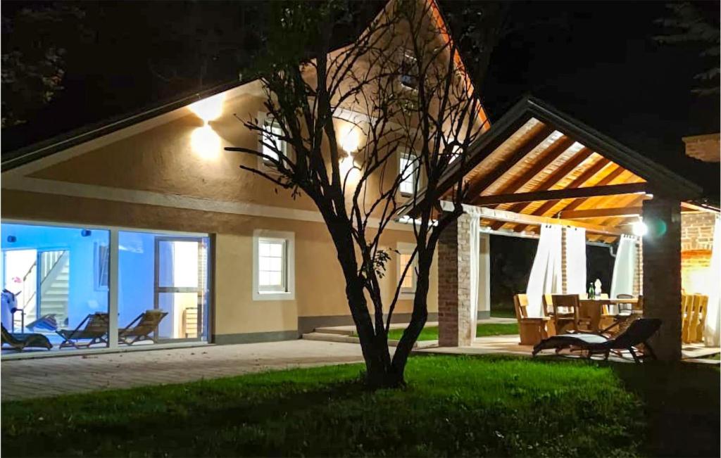 Vonkajšia záhrada v ubytovaní Nice Home In Otocac With Sauna