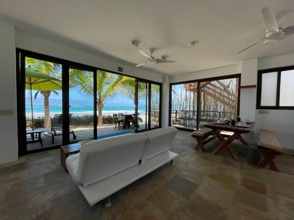Bazén v ubytování Mi Playa Galapagos Beachfront nebo v jeho okolí