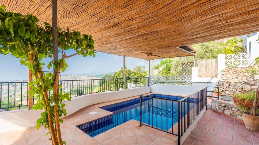 patio con piscina e soffitto in legno di Villa Santo Cristo Frigiliana by Ruralidays a Frigiliana
