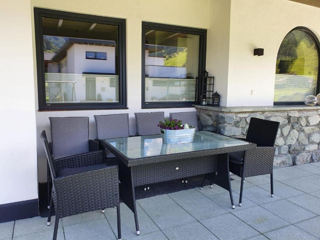 Patio alebo iná vonkajšia časť ubytovania Ferienwohnung Katharina