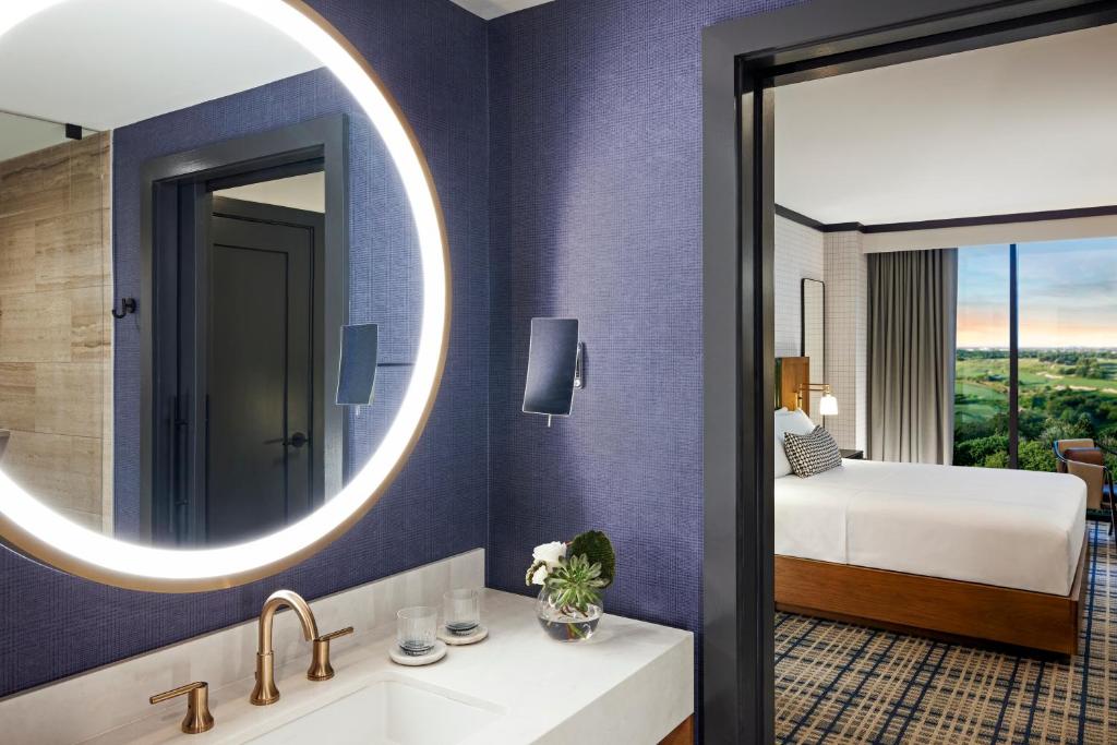 Postel nebo postele na pokoji v ubytování Omni PGA Frisco Resort & Spa