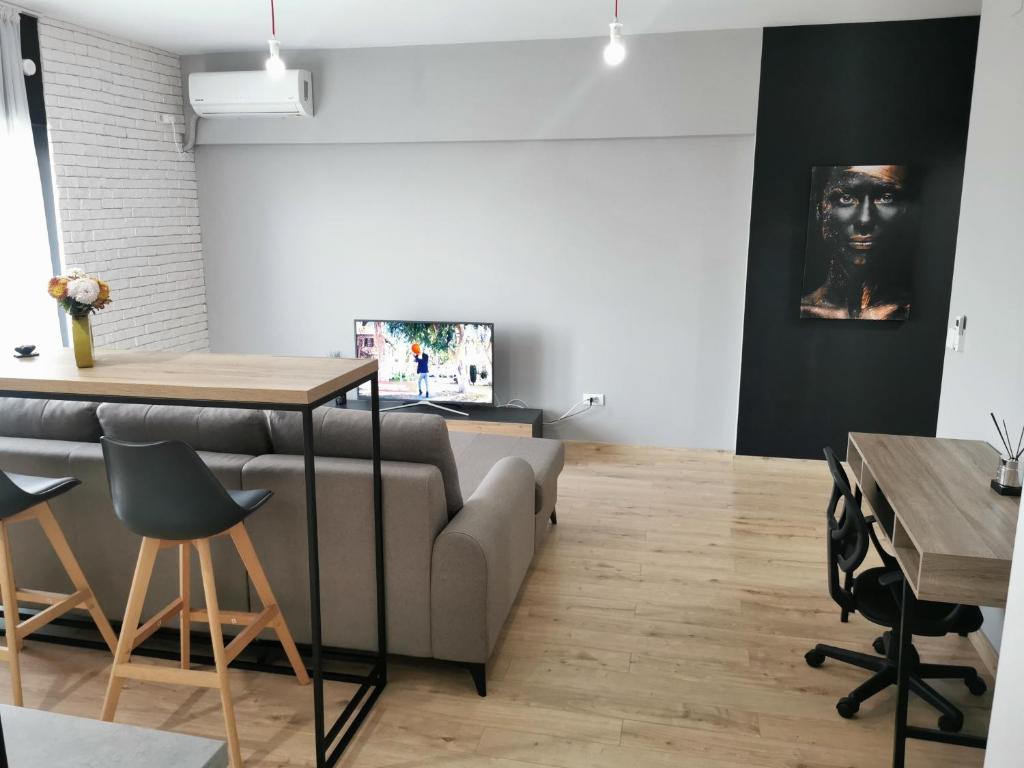 sala de estar con sofá y mesa en Apartament incantator Iasi Copou en Iaşi