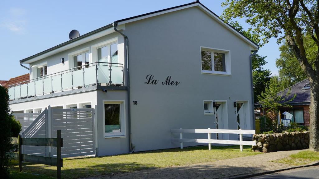 une maison blanche avec des mots sans vue écrite sur elle dans l'établissement La Mer Whg 01, à Wyk auf Föhr