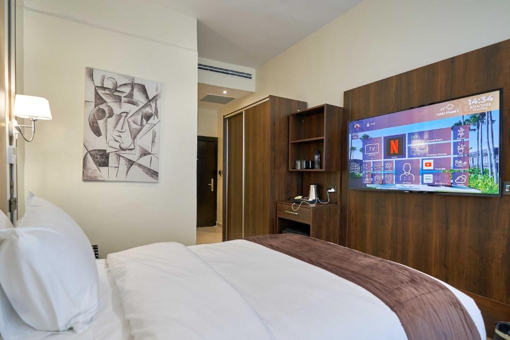 Postel nebo postele na pokoji v ubytování Monty Suites Lekki
