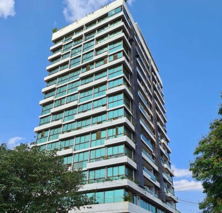 un edificio alto con finestre di vetro sul lato di Dpto de Lujo. Lugar estratégico de CDE a Ciudad del Este