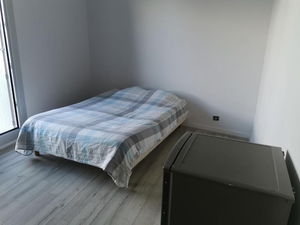 ein kleines Schlafzimmer mit einem Bett und einem TV in der Unterkunft Chambre privée chez habitant à 2 pas de la gare in Blois