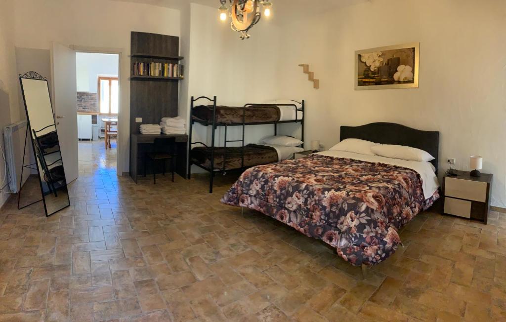 Cerreto di SpoletoにあるResidence il giardino sul fiume Neraのベッドとテーブルと机のある寝室