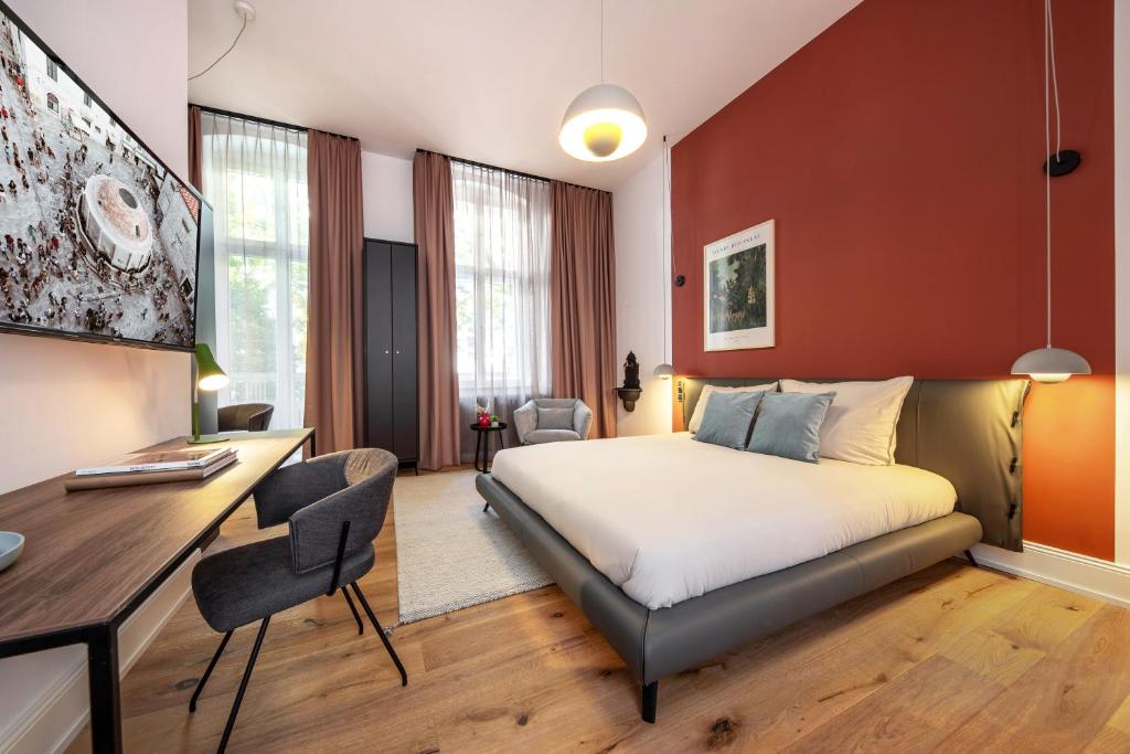 ein Hotelzimmer mit einem Bett und einem Schreibtisch in der Unterkunft ipartment Berlin Kurfürstendamm in Berlin