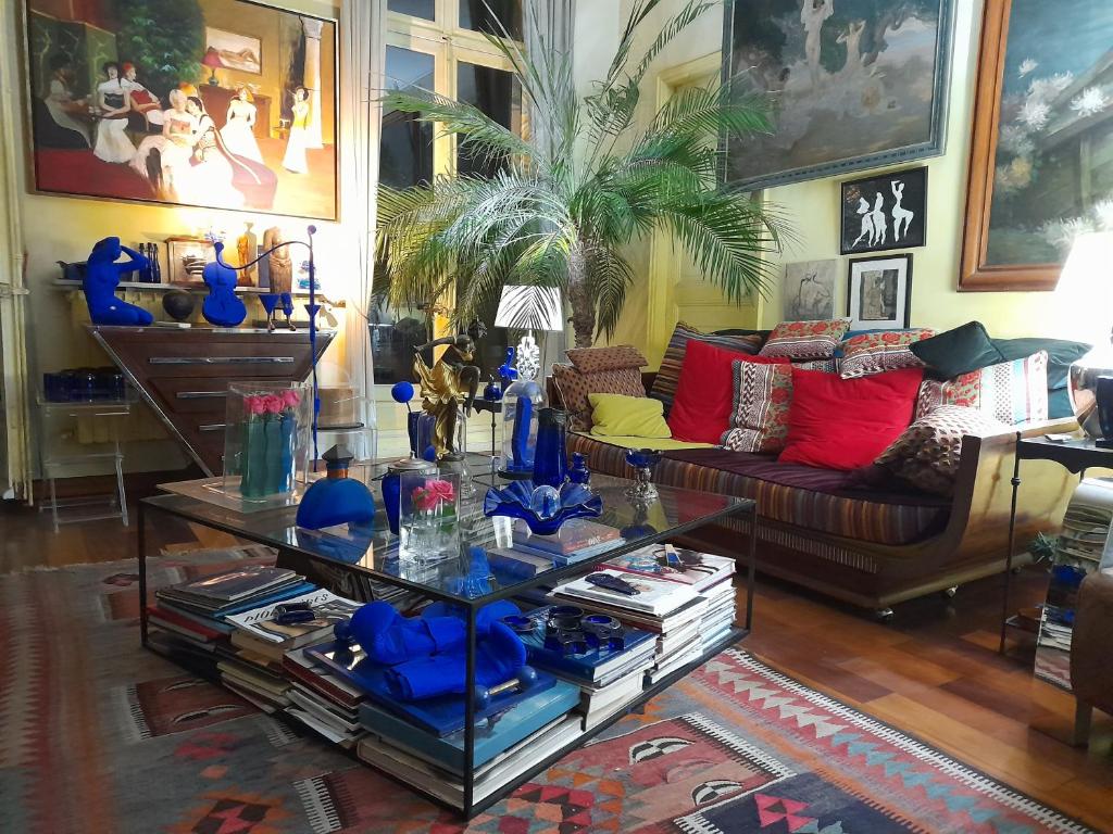 sala de estar con sofá y mesa de cristal en Chambres d'hôtes Le Regent, en Hyères