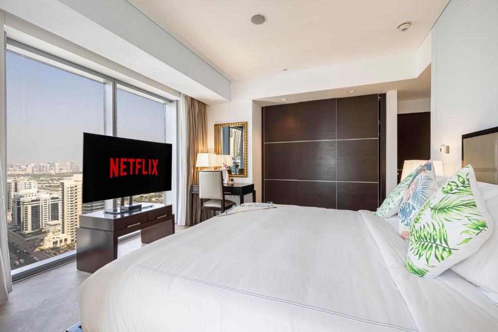 TV a/nebo společenská místnost v ubytování Daniels 1BR at JW Marriott with Dubai Marina View