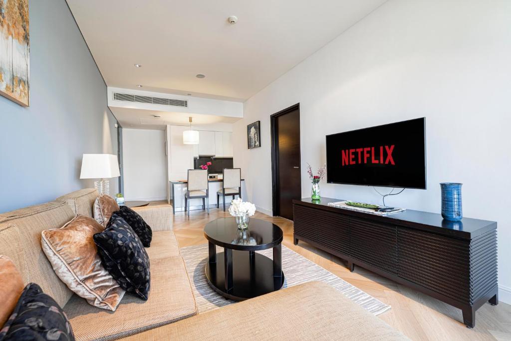 TV a/nebo společenská místnost v ubytování Daniels 1BR at JW Marriott with Dubai Marina View