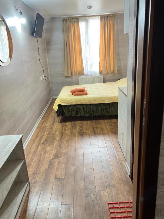 um pequeno quarto com uma cama e uma janela em NewHome em Chisinau