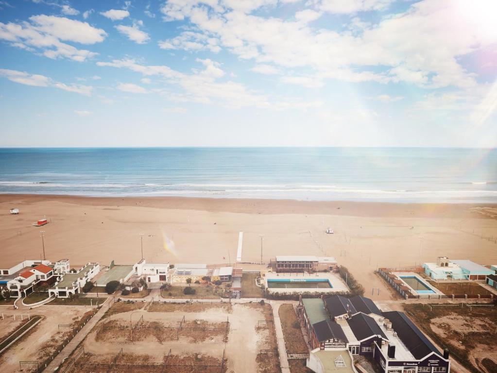 una vista aerea su una spiaggia e sull'oceano di ¡Monoambiente c/ increíble vista al mar! a Necochea