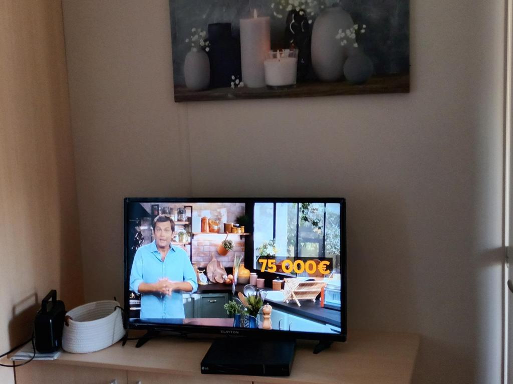 TV a/nebo společenská místnost v ubytování CARNAC CAMPING