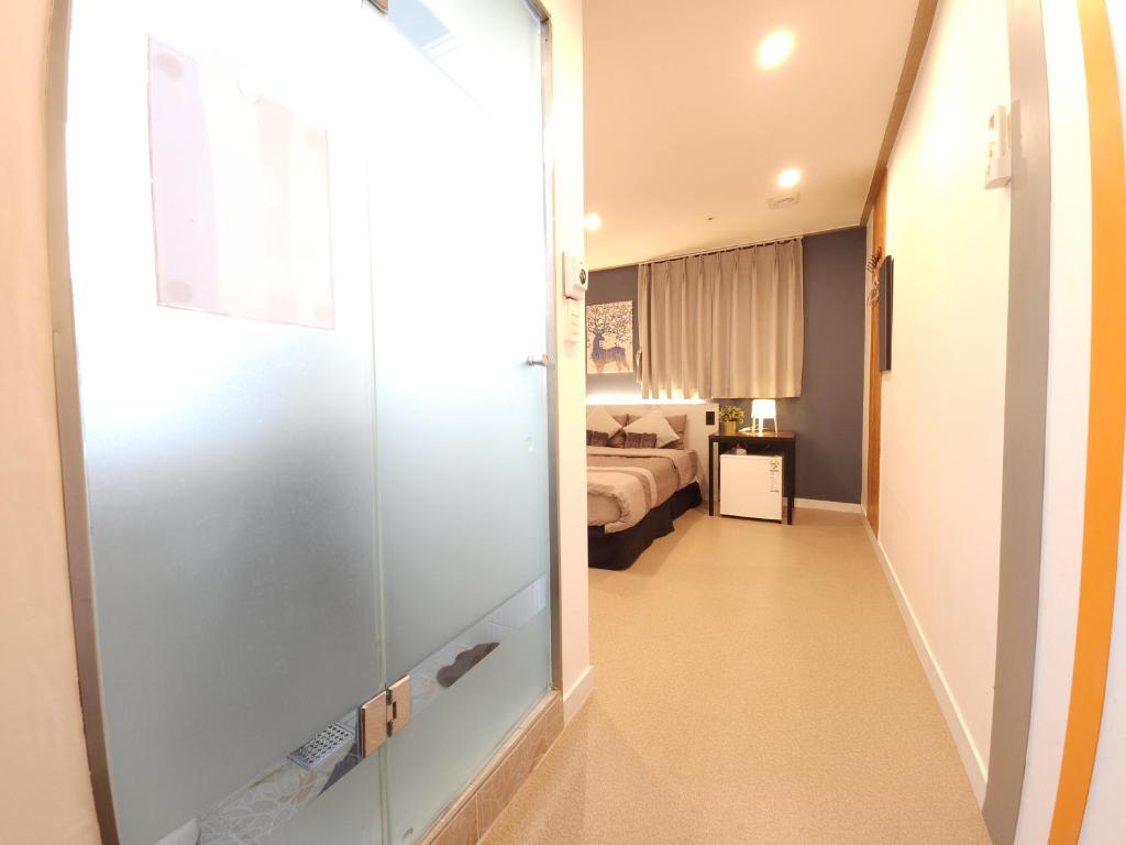 Kuchyň nebo kuchyňský kout v ubytování OYO Hostel Myeongdong 3