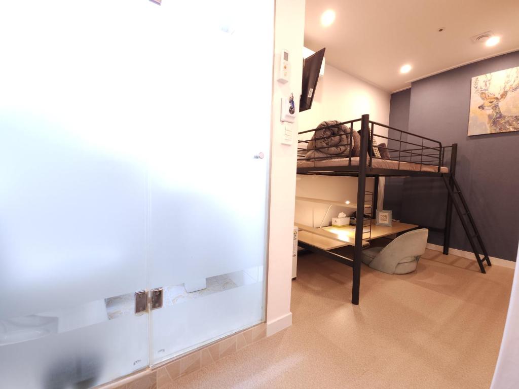 Postel nebo postele na pokoji v ubytování OYO Hostel Myeongdong 3
