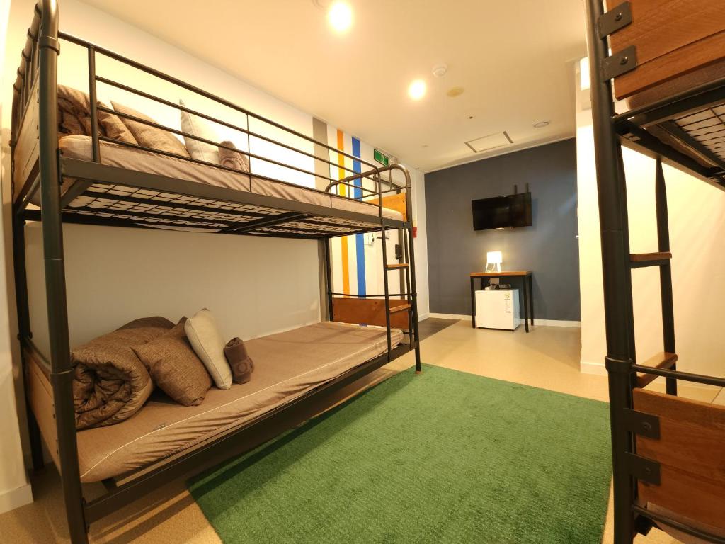 Postel nebo postele na pokoji v ubytování OYO Hostel Myeongdong 3