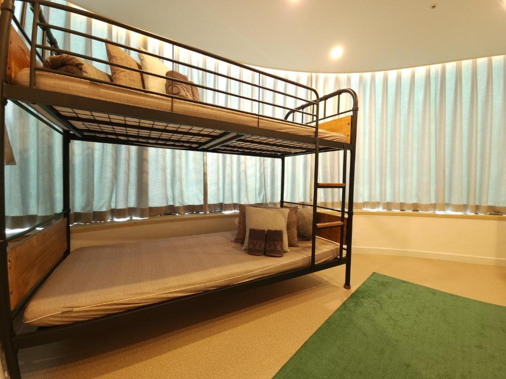 Postel nebo postele na pokoji v ubytování OYO Hostel Myeongdong 3