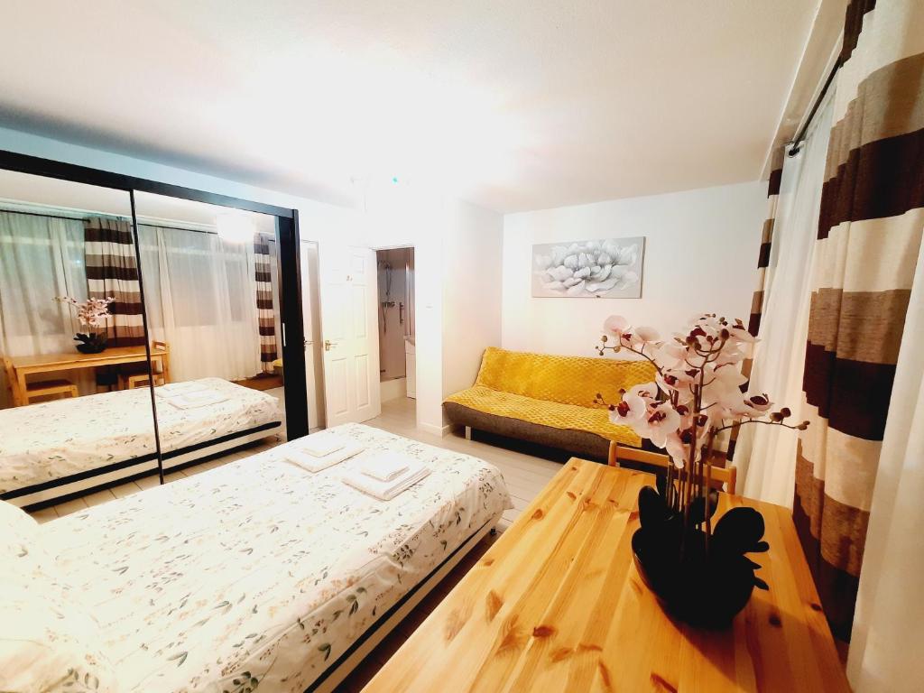ein kleines Schlafzimmer mit 2 Betten und einem Sofa in der Unterkunft London Marylebone Grendon rooms in London