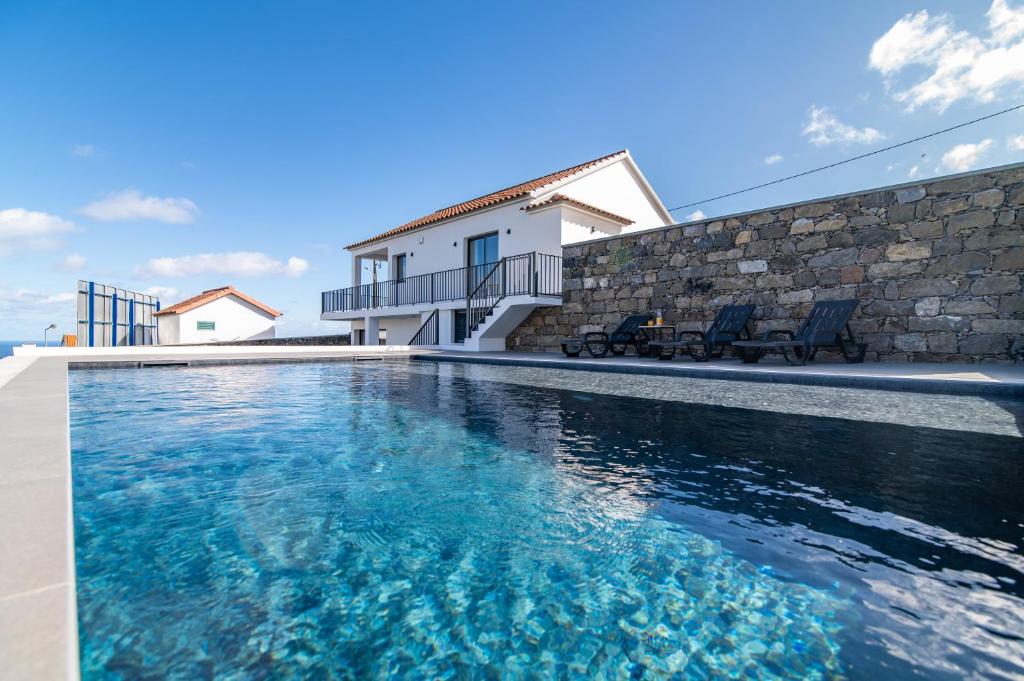 una piscina frente a una casa en Green View Guest House, en Nordeste