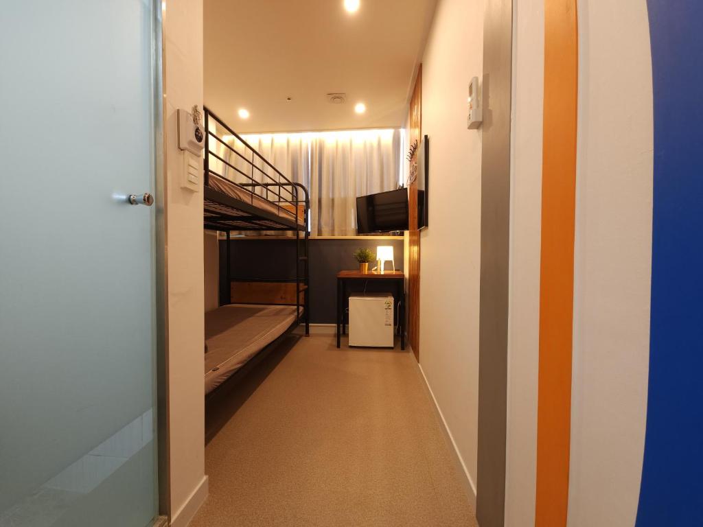 Kuchyň nebo kuchyňský kout v ubytování OYO Hostel Myeongdong 3