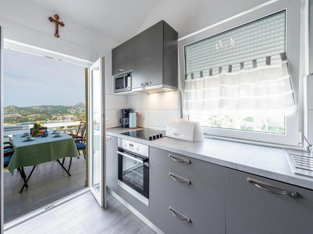 Kuchyňa alebo kuchynka v ubytovaní Apartments Villa Soleil
