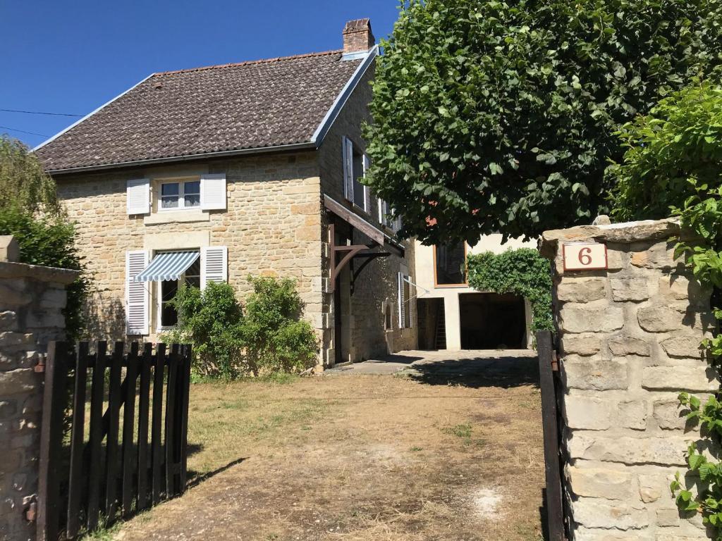 にあるAncienne ferme Bourguignonne en bord de rivière, grand terrain arboré, et closの六番門のある古煉瓦造りの家