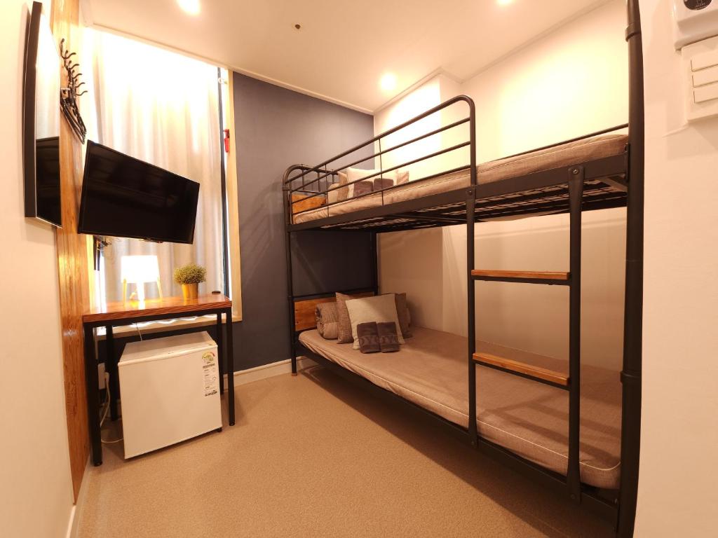 Postel nebo postele na pokoji v ubytování OYO Hostel Myeongdong 3