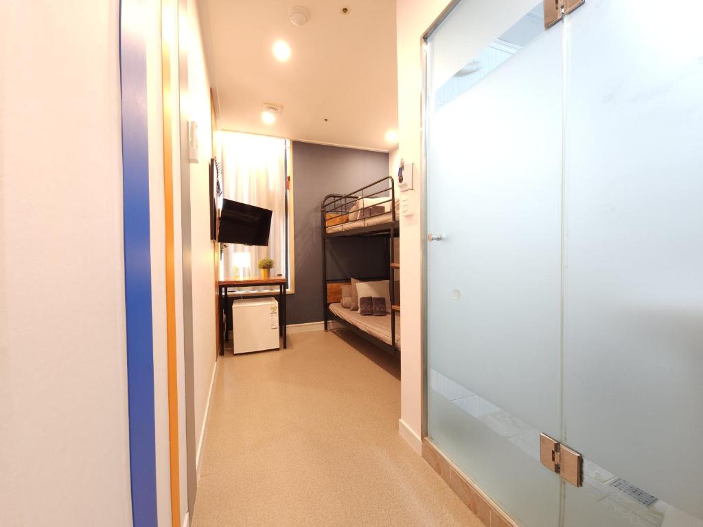 Kuchyň nebo kuchyňský kout v ubytování OYO Hostel Myeongdong 3