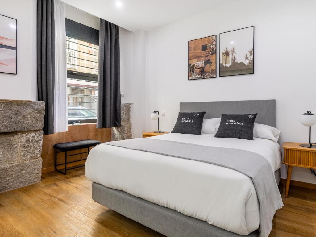 een slaapkamer met een groot bed en een open haard bij limehome Madrid San Lorenzo in Madrid