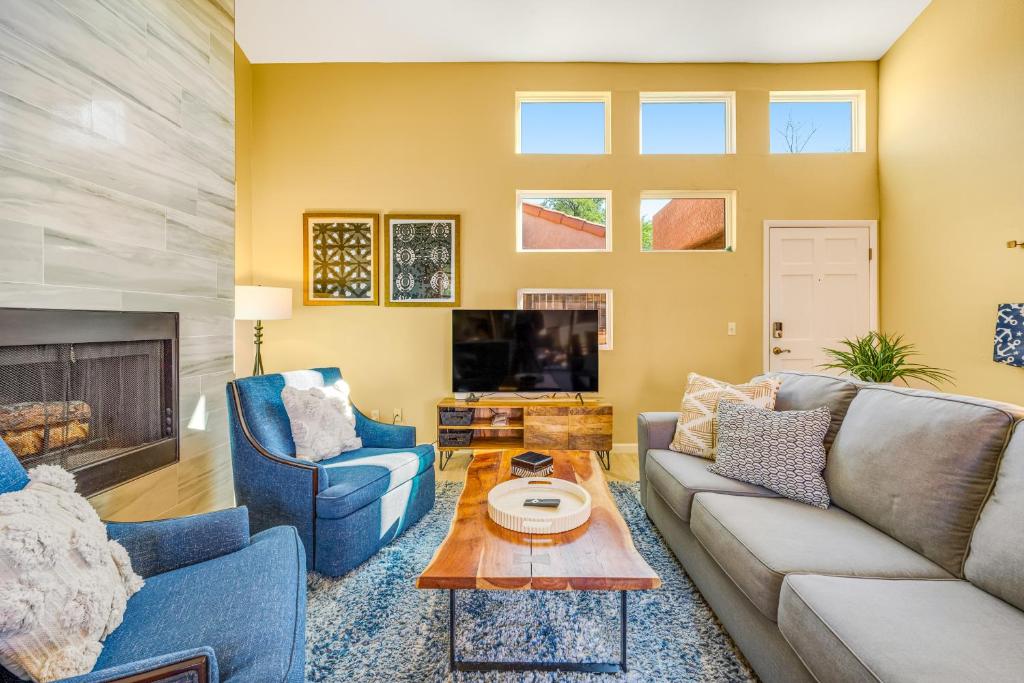 ein Wohnzimmer mit einem Sofa, Stühlen und einem Tisch in der Unterkunft Ventana Vista #2230 in Tucson