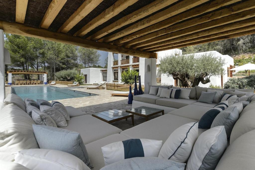 Posezení v ubytování Wonderful Ibiza Villa Blakstad San Rafael 5 Bedrooms A Tranquil Location Not Far Away From San Rafael San Rafael