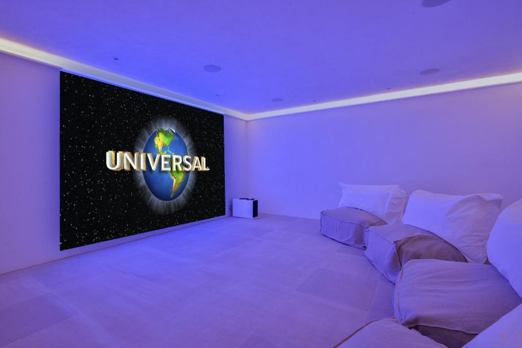 TV a/nebo společenská místnost v ubytování Wonderful Ibiza Villa Blakstad San Rafael 5 Bedrooms A Tranquil Location Not Far Away From San Rafael San Rafael