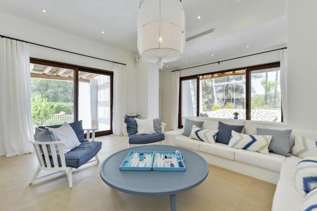 Posezení v ubytování Wonderful Ibiza Villa Blakstad San Rafael 5 Bedrooms A Tranquil Location Not Far Away From San Rafael San Rafael