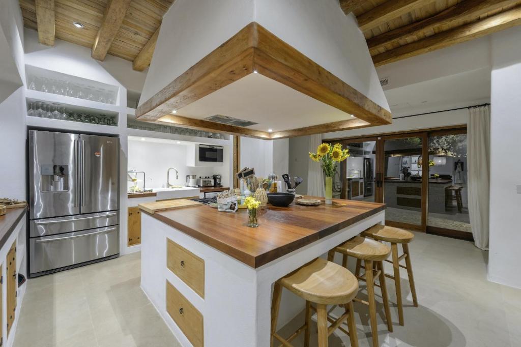Kuchyň nebo kuchyňský kout v ubytování Wonderful Ibiza Villa Blakstad San Rafael 5 Bedrooms A Tranquil Location Not Far Away From San Rafael San Rafael