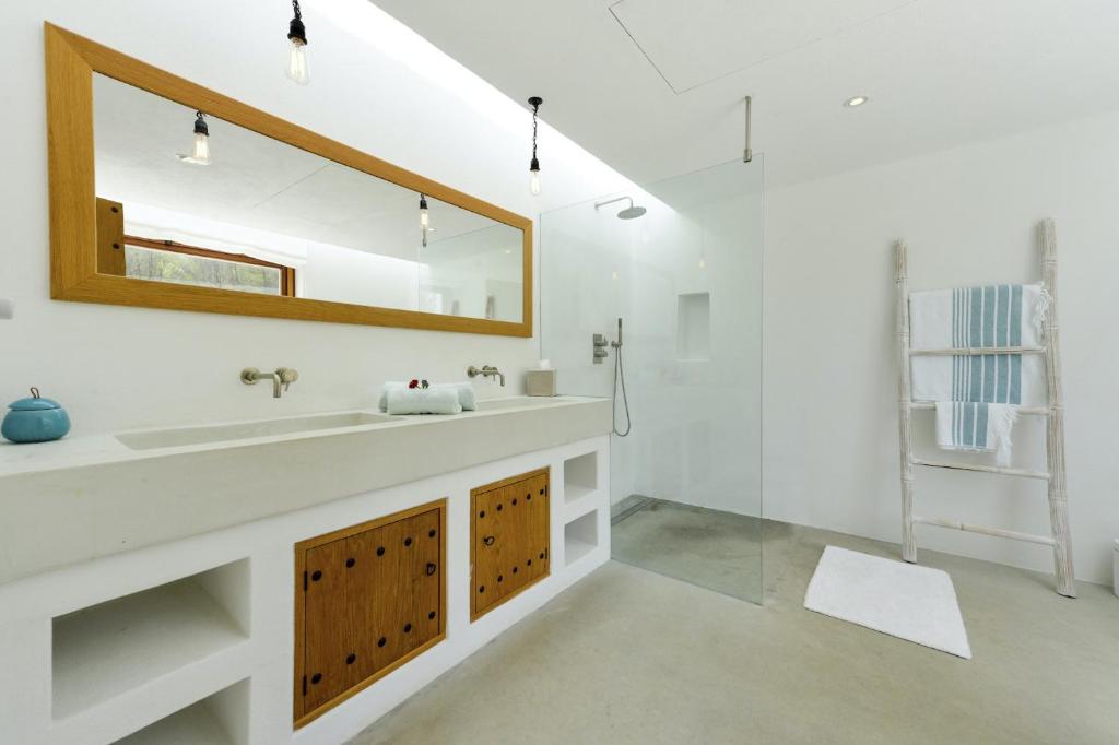 Koupelna v ubytování Wonderful Ibiza Villa Blakstad San Rafael 5 Bedrooms A Tranquil Location Not Far Away From San Rafael San Rafael