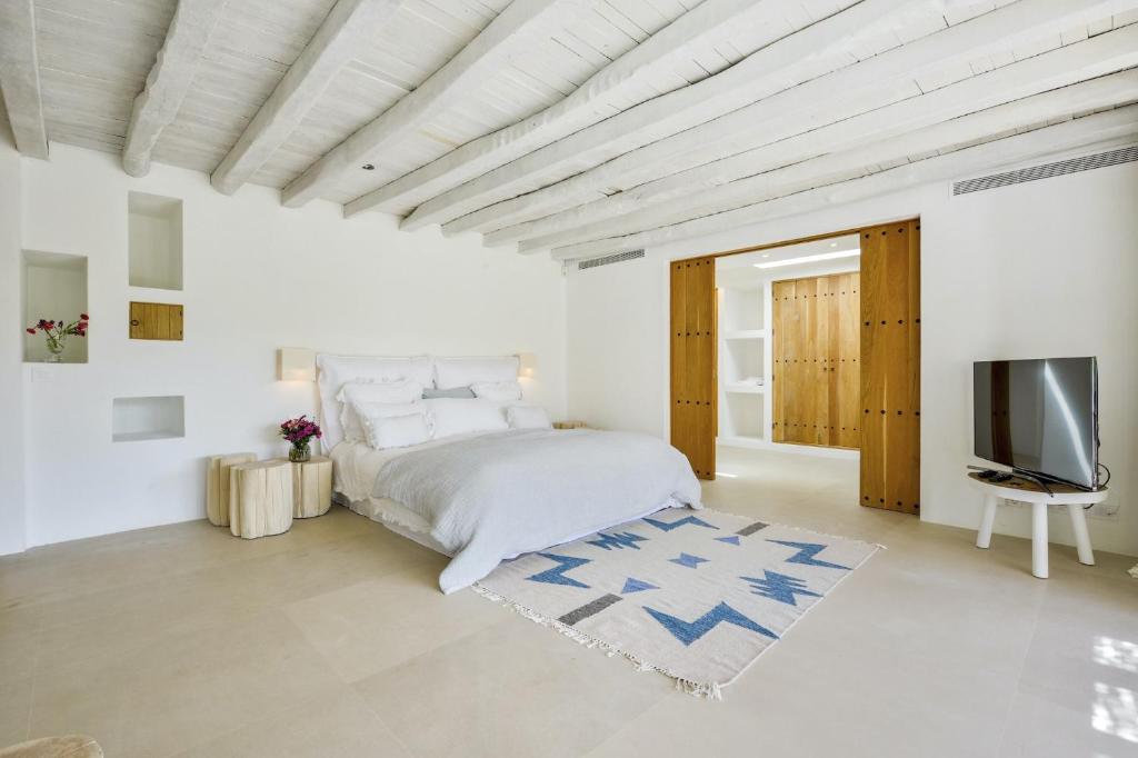 Postel nebo postele na pokoji v ubytování Wonderful Ibiza Villa Blakstad San Rafael 5 Bedrooms A Tranquil Location Not Far Away From San Rafael San Rafael
