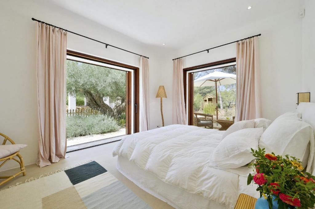 Postel nebo postele na pokoji v ubytování Wonderful Ibiza Villa Blakstad San Rafael 5 Bedrooms A Tranquil Location Not Far Away From San Rafael San Rafael