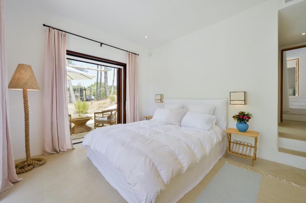 Postel nebo postele na pokoji v ubytování Wonderful Ibiza Villa Blakstad San Rafael 5 Bedrooms A Tranquil Location Not Far Away From San Rafael San Rafael