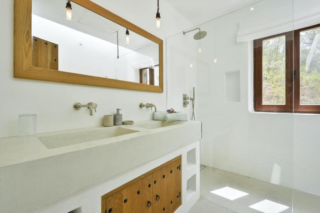 Fotografie z fotogalerie ubytování Wonderful Ibiza Villa Blakstad San Rafael 5 Bedrooms A Tranquil Location Not Far Away From San Rafael San Rafael v destinaci Santa Gertrudis de Fruitera