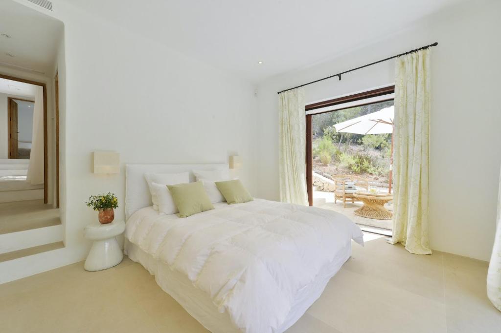 Postel nebo postele na pokoji v ubytování Wonderful Ibiza Villa Blakstad San Rafael 5 Bedrooms A Tranquil Location Not Far Away From San Rafael San Rafael