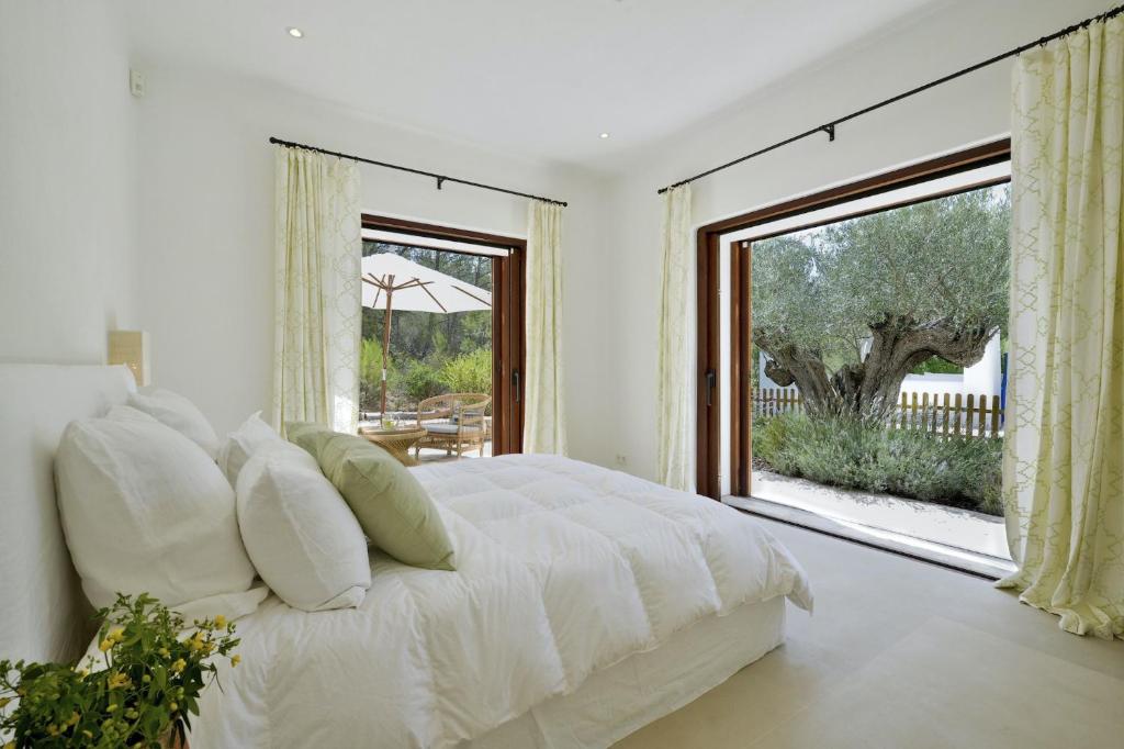 Postel nebo postele na pokoji v ubytování Wonderful Ibiza Villa Blakstad San Rafael 5 Bedrooms A Tranquil Location Not Far Away From San Rafael San Rafael