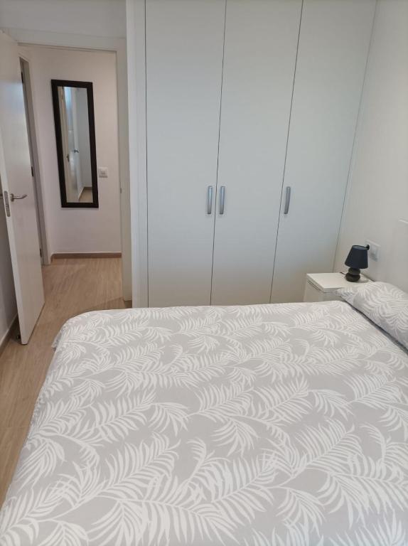 Posteľ alebo postele v izbe v ubytovaní Apartament vistes al mar