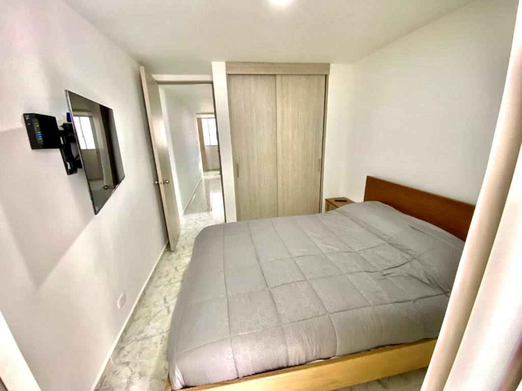 sypialnia z łóżkiem i telewizorem na ścianie w obiekcie Kalessi w mieście Armenia